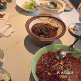 这家餐厅适合聚餐。菜量超级丰盛。麻鸭份量还好吧