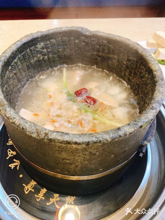 墨脱石锅椰子鸡•糟粕醋•东山羊(大东海店)墨脱石锅椰子鸡图片
