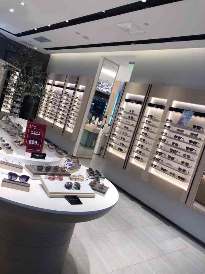 博士眼镜(成都环球中心博士店)-"在环境一楼,考门口的区域.