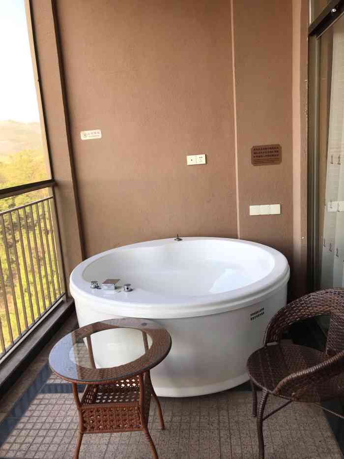 南雄龙华山温泉酒店-"位置有点偏僻!但是温泉十分正宗!环境也不..."-