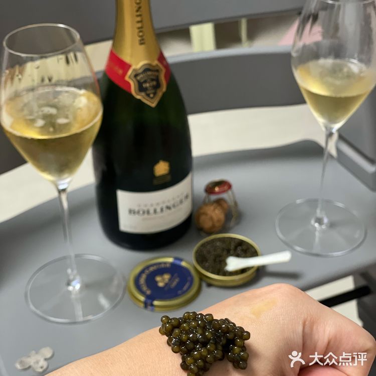 宵夜这么吃不会胖，香槟就鱼子酱