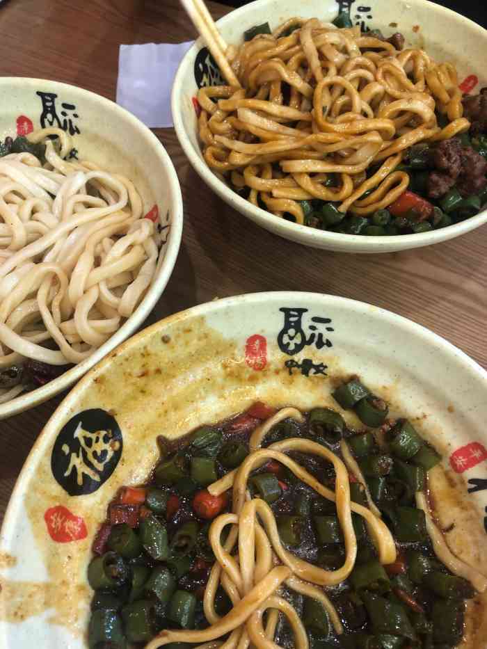 杨记跷脚牛肉面(体育路店)-"妥妥的网红面,7点半到的,都要排队占位置.