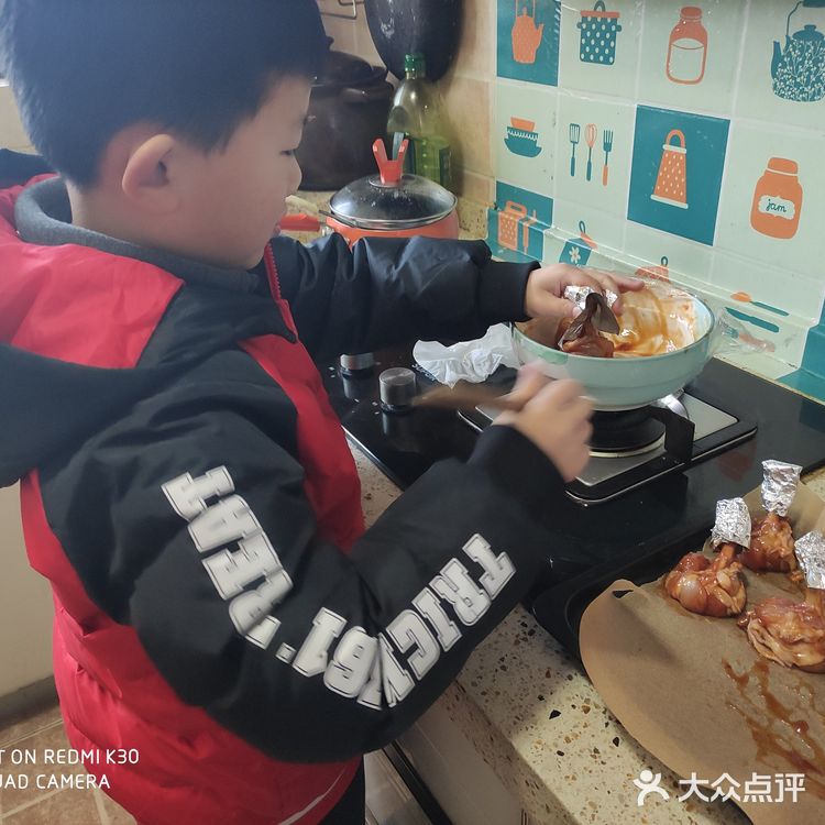 鸡翅小端包锡纸，防烤焦，也方便食用时用手拿