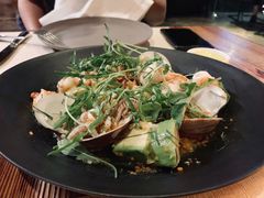 温热海鲜沙拉配牛油果-Mercato莫卡多露台餐厅与酒吧(K11店)