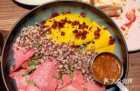 Three-color Quinoa Beef Mango Salad