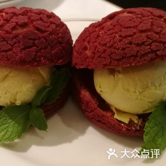 越打星红丝绒冰淇淋泡芙图片-北京东南亚菜-大众点评网