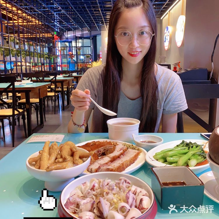 一口鸡肉三口饭鸡小煖美食
