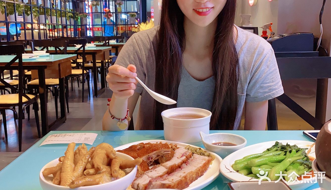 一口鸡肉三口饭鸡小煖美食