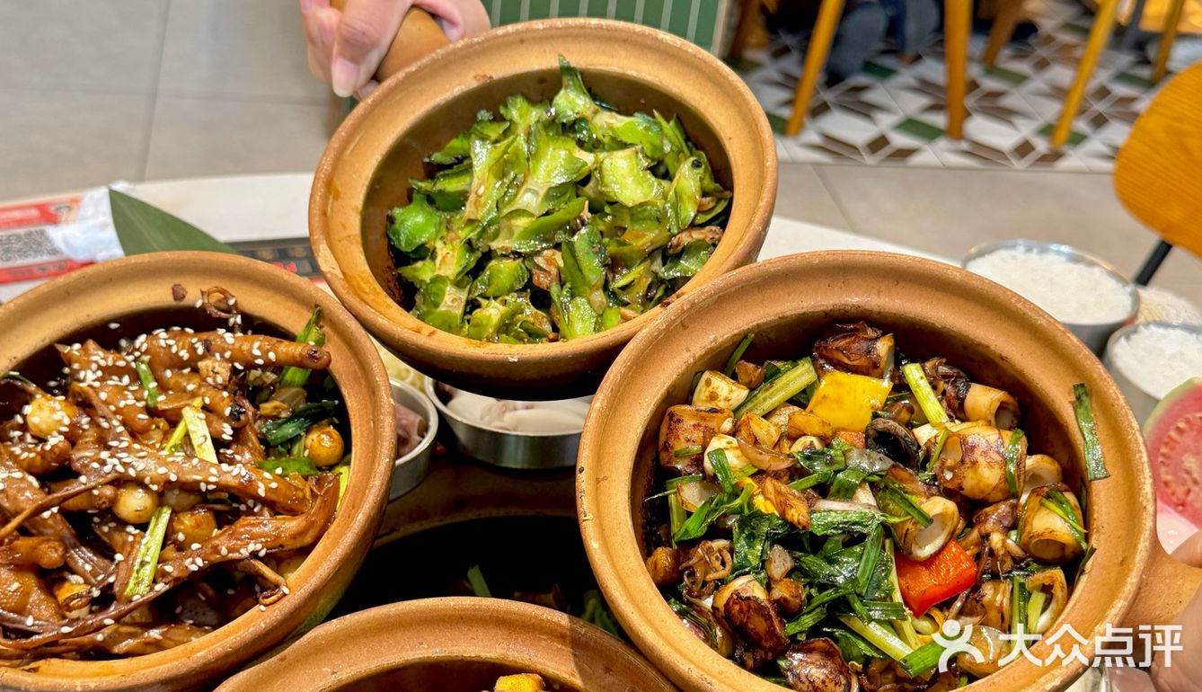 万宁这家……座无虚席！！还是这种烟火气小店🔥