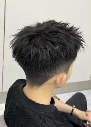 -一家只做男发烫染的店