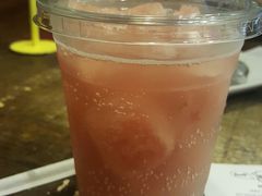 草莓冰茶-莓园冰淇淋店