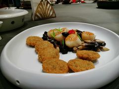 鸡枞菌炒元贝皇配莲藕饼-京参園海鲜餐厅