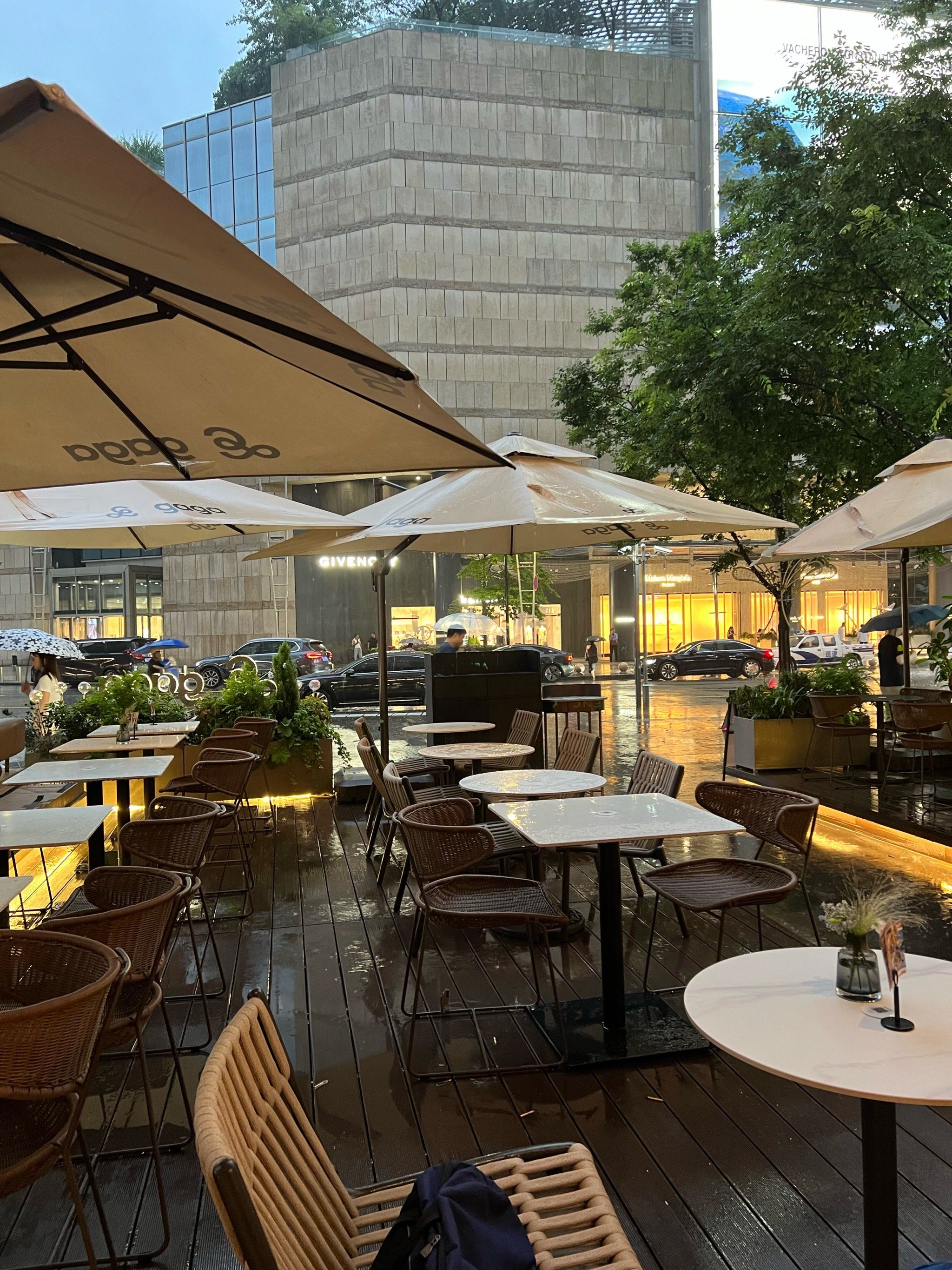 夜色中的露天餐馆