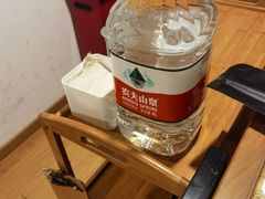 农夫山泉锅底-毛辣果·贵州红酸汤牛肉火锅(西单店)
