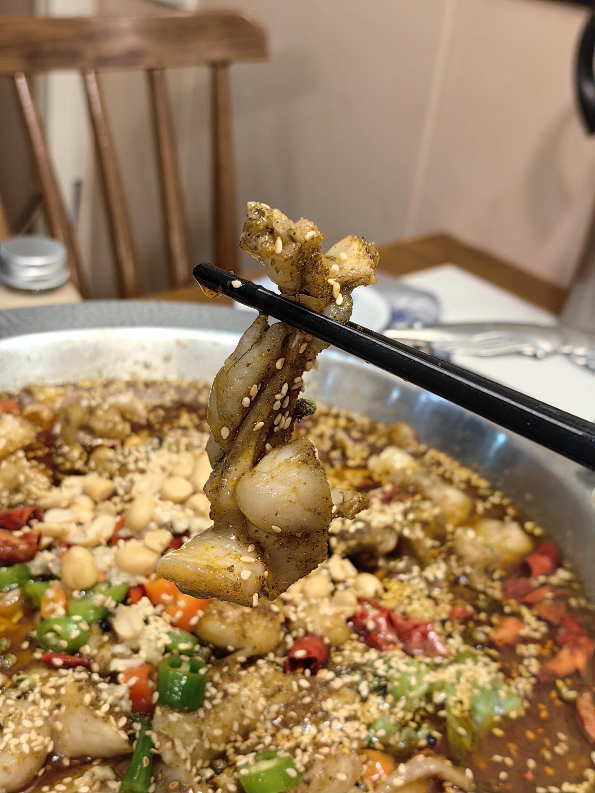 艾特你的饭搭子请你吃 
美蛙遇上鱼,这道菜的制作过程讲究,牛蛙和