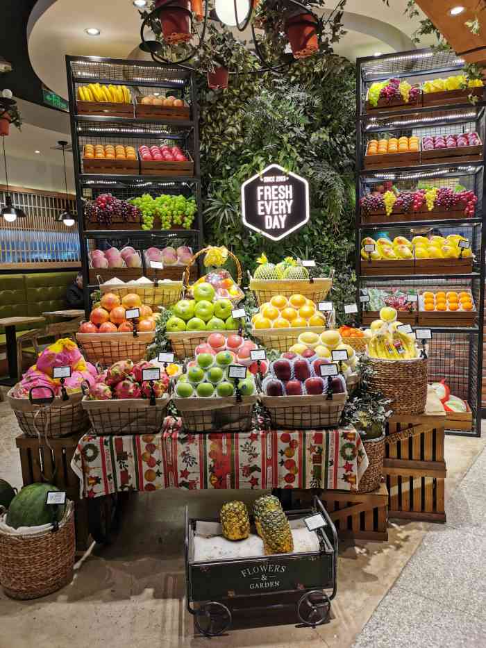 打分 这家鲜榨果汁店开在b1层 柜台旁边还有座位区