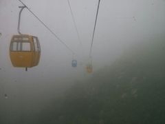 缆车开在雾蒙蒙的天气中-天津盘山风景名胜区