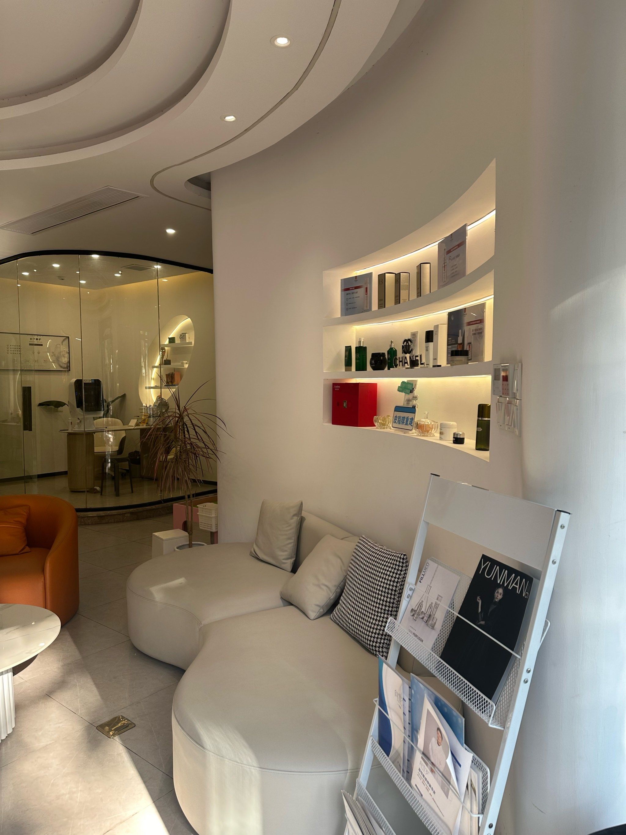 店铺环境:店内装修简约而不失优雅,柔和的