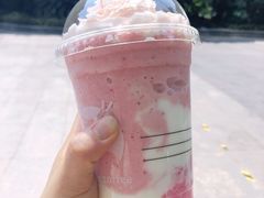 樱花莓苺酸奶-瑞幸咖啡(汇日央扩国际广场店)