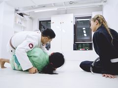 -菠萝格斗巴西柔术训练馆