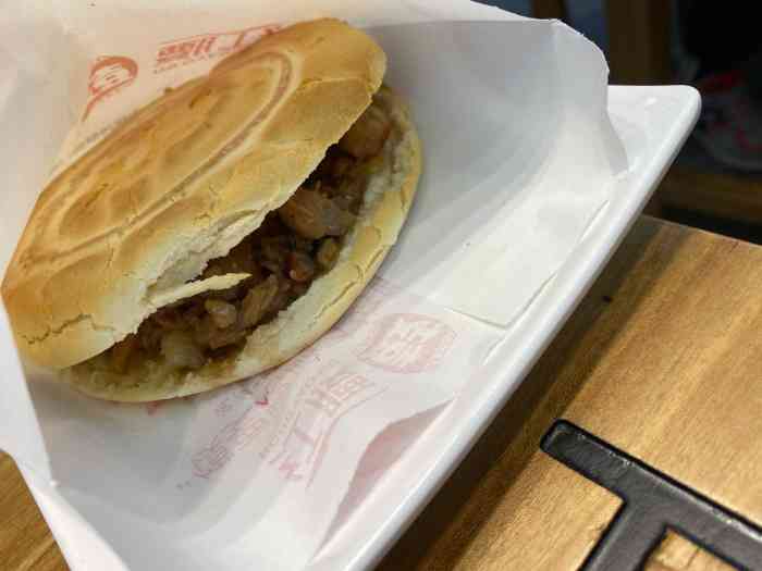 红腰鼓肉夹馍(华府店)-"很火的店,每天人好多,看着的菜都很诱人.