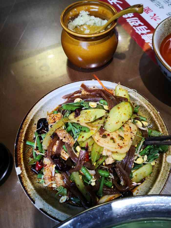 甄珍野菜蘸水面-"[薄荷]环境:店虽然不大,但人气超级旺.