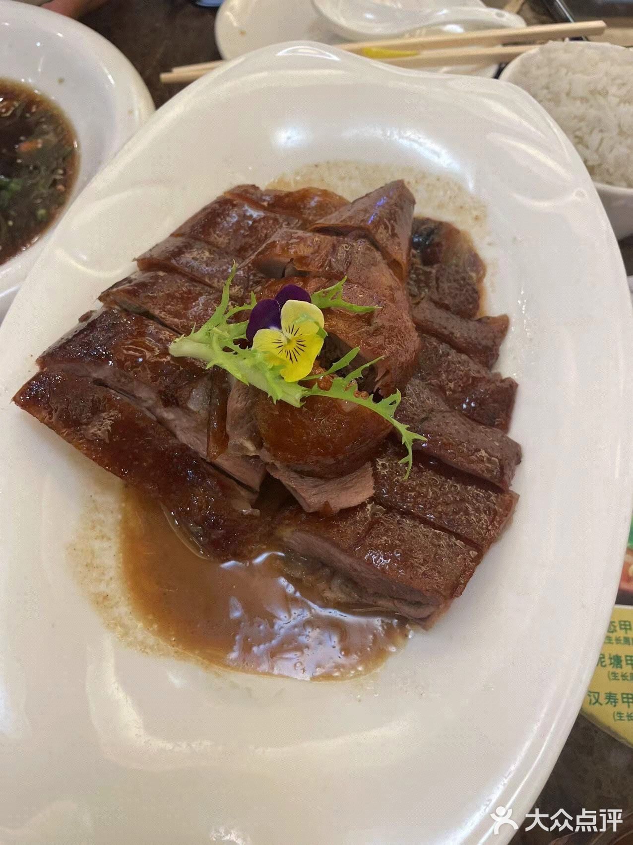 我又来了两块 三块肉 两碗饭 舒服！店内位置很大