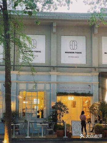 被鲜花包围的咖啡馆️拍照巨出片