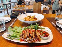 -Chom Cafe and Restaurant