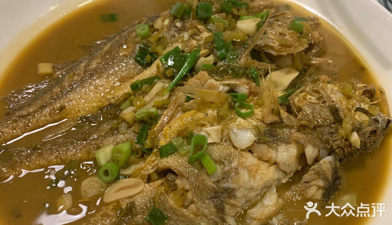 店面不是很大、服务员倒是不少、看菜点菜、服务地点也算跟得上、就是菜品感觉不是特别好吃、个别菜有点偏咸、或者说那个汤有点像刷锅水、看着一点食欲都没有、望店家能在菜品上多下点功夫研究一下、离家近、以后还会多去光顾的
