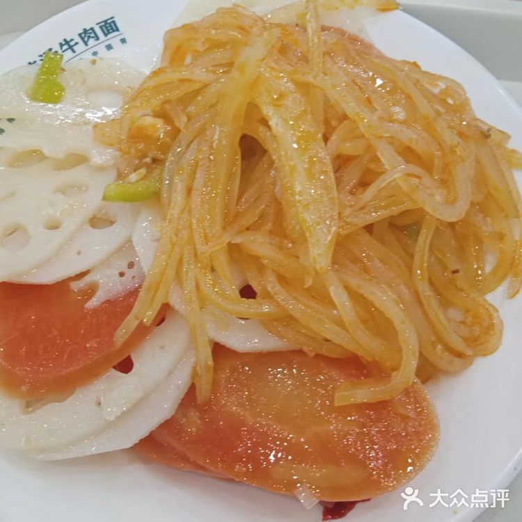 下单开票,兰州纯汤牛肉面要的韭叶牛肉面,面上桌很快