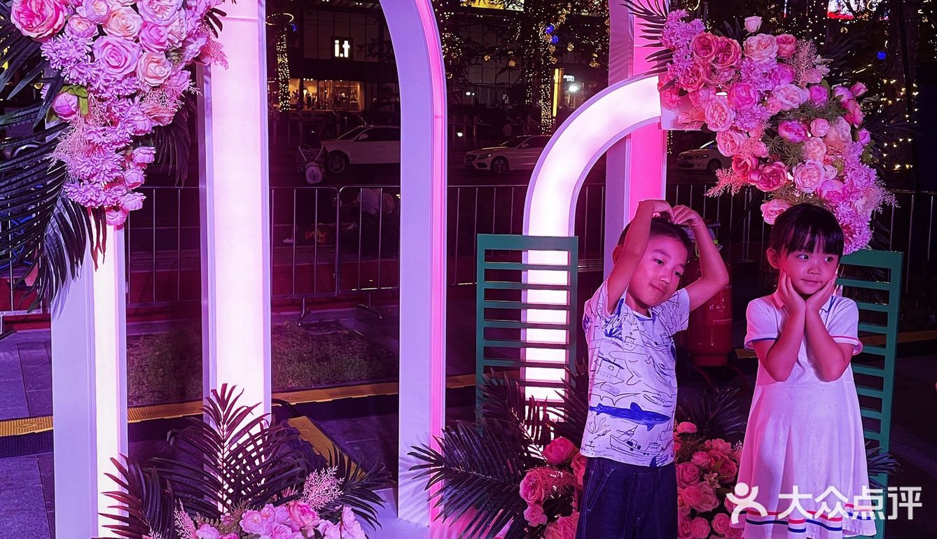 成都最热闹夜市免费逛，潮玩打卡亲子遛弯