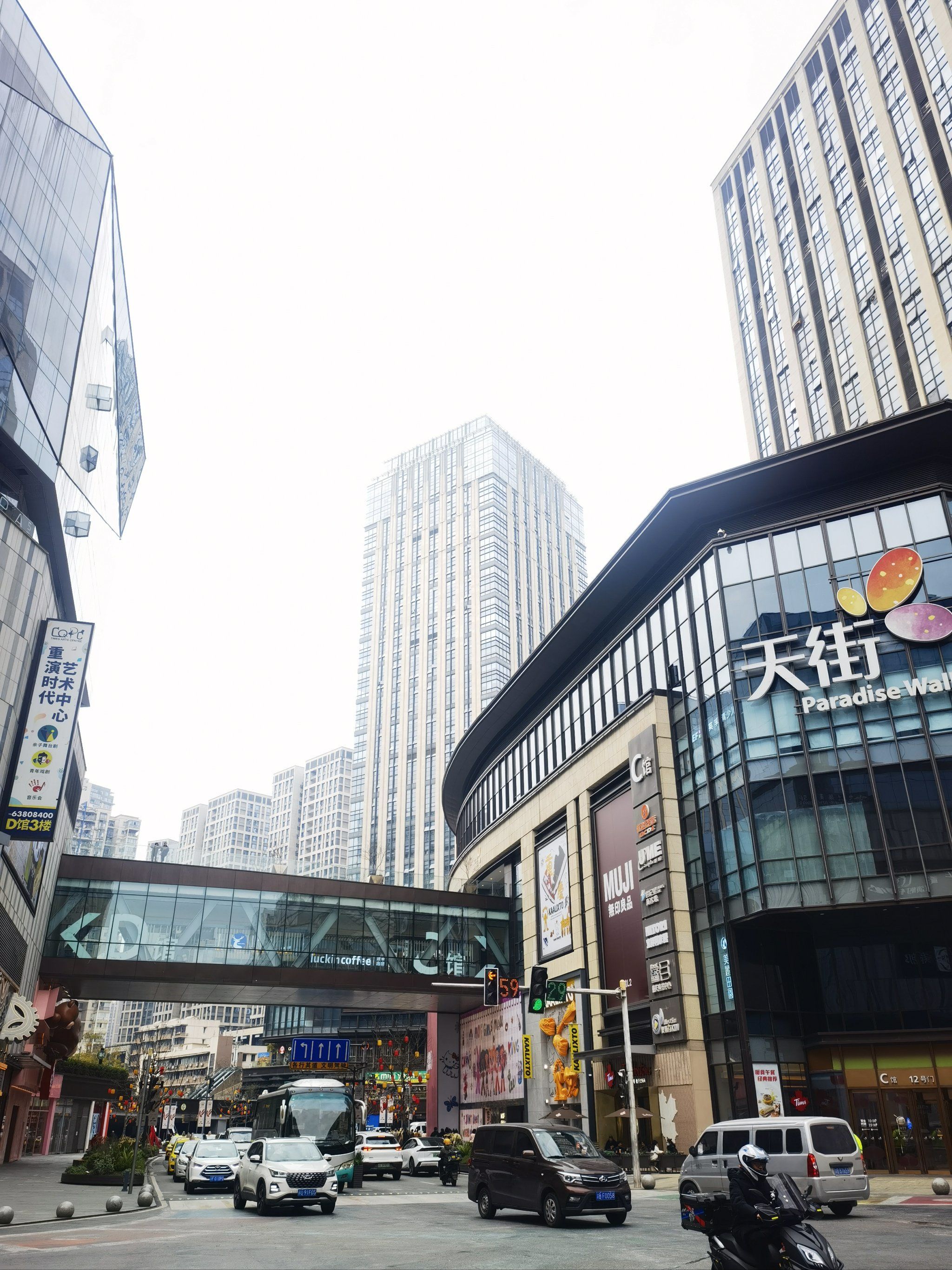 商业街的热闹时光