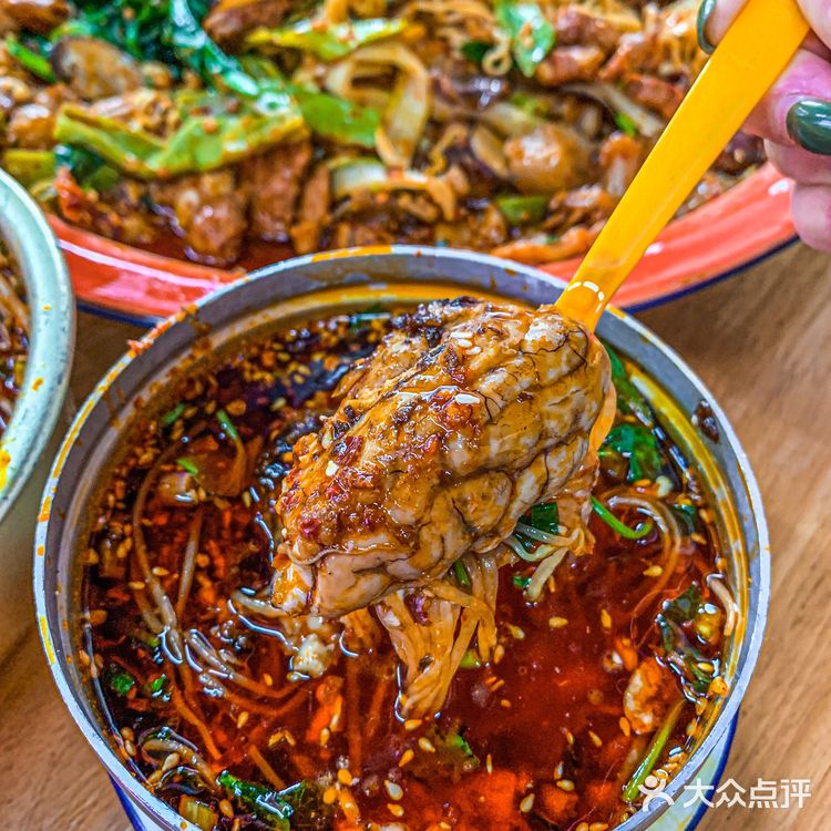 人均30‼️重庆盘盘麻辣烫天花板🔥冒鸭肠无敌