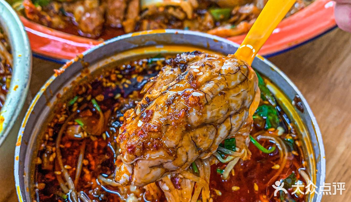 人均30‼️重庆盘盘麻辣烫天花板🔥冒鸭肠无敌