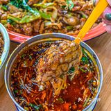 人均30‼️重庆盘盘麻辣烫天花板🔥冒鸭肠无敌