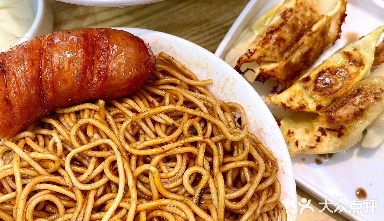 杭州美食｜蛮不讲理的香脆！一口爆汁的鲜肉锅贴