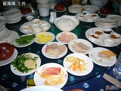 满桌的碟子-桥香园云南过桥米线(金马碧鸡店)
