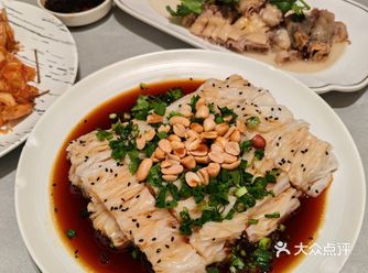 粤西捞手工切粉、香茅大虾、头菜蒸牦牛展、家乡盐水鹅、