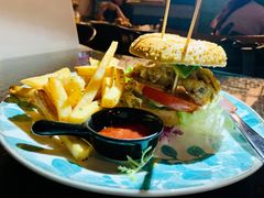 牛油果軟殼蟹漢堡配薯條-layback cafe & bar