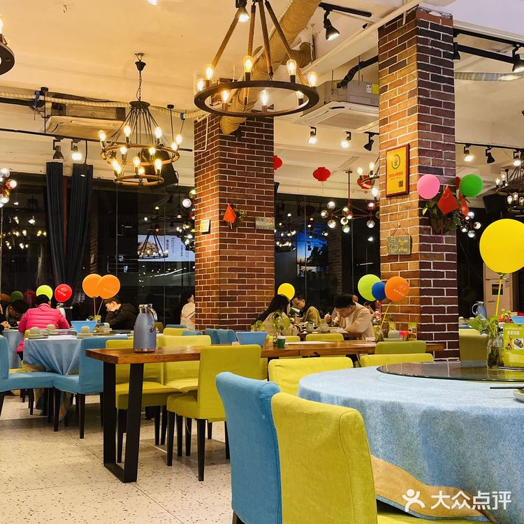 有很多当地人也来这儿吃 啤酒鱼是招牌，都是活鱼现sha