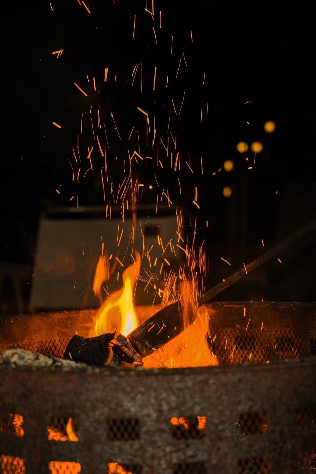 围坐篝火旁
一起唱歌,聊天
谈谈最近的趣事
火炉中烤上几个红薯