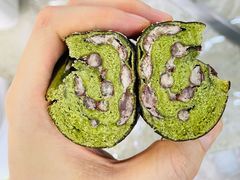 抹茶红豆碱水棒-天井·丑面包搭咖啡