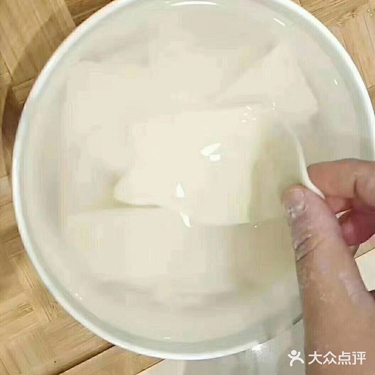 这碗水晶油泼面把你吃的美美哒[色][色][色]