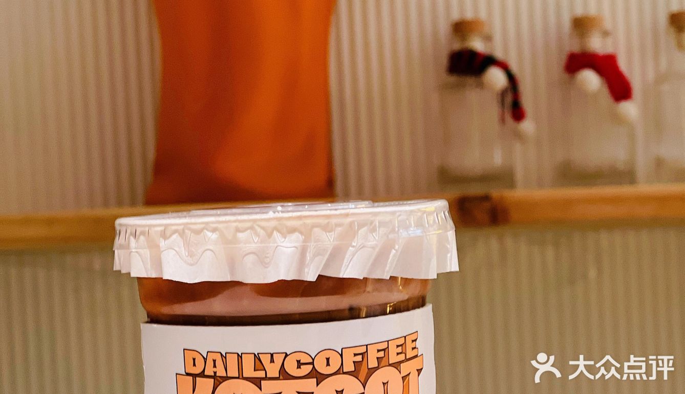 ‼️门前坐满了人晒太阳喝咖啡丨街边的咖啡店