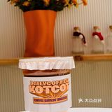 ‼️门前坐满了人晒太阳喝咖啡丨街边的咖啡店