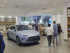 -华为授权体验店(中山公园来福士)