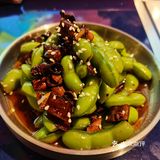 如果坐公交车来的话可以直接到，就在右手边