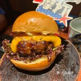 还吃摩打食堂的小汉堡了！里面牛肉真的好香