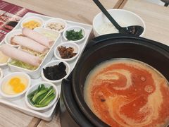 秀才过桥米线-花馬肆.云南过桥米线(汉神购物广场现场熬汤店)